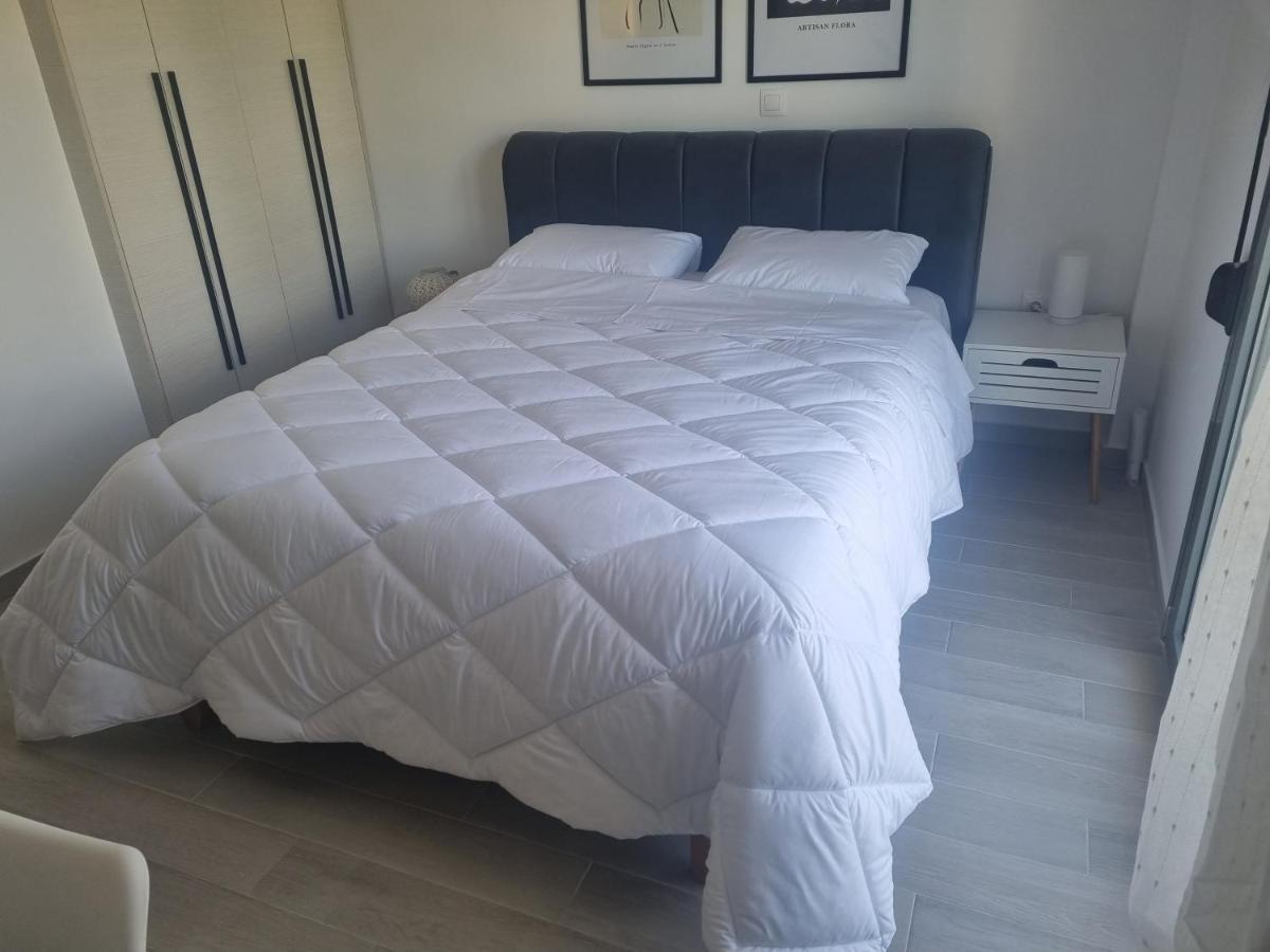 Tiffany'S Apartments -2' Walk From Metro Атина Екстериор снимка